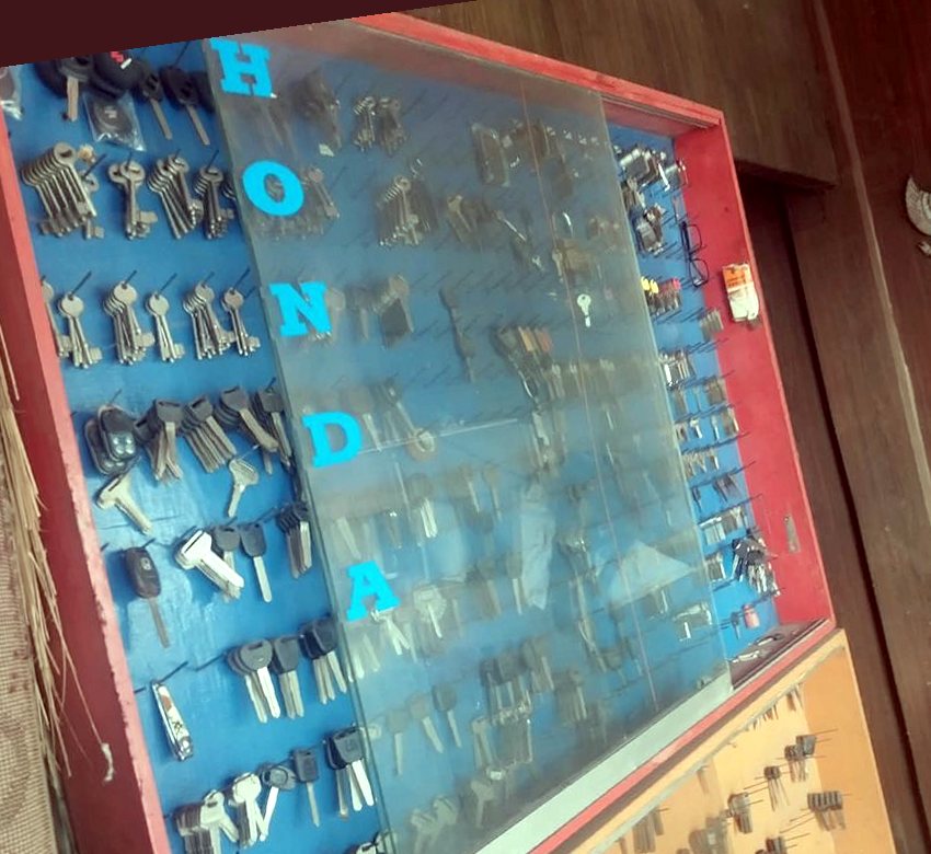 Papan berisi banyak blanko kunci motor dan mobil di toko Ahli Kunci Kraksaan Pajarakan